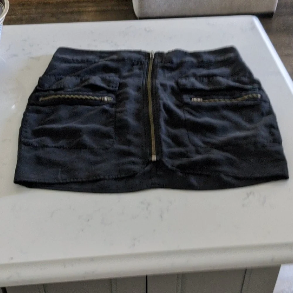 Black zip up guess skirt - Picture 2 of 5